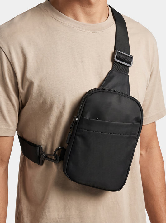 Kleine essenzielle Brusttasche – Cross & Crown