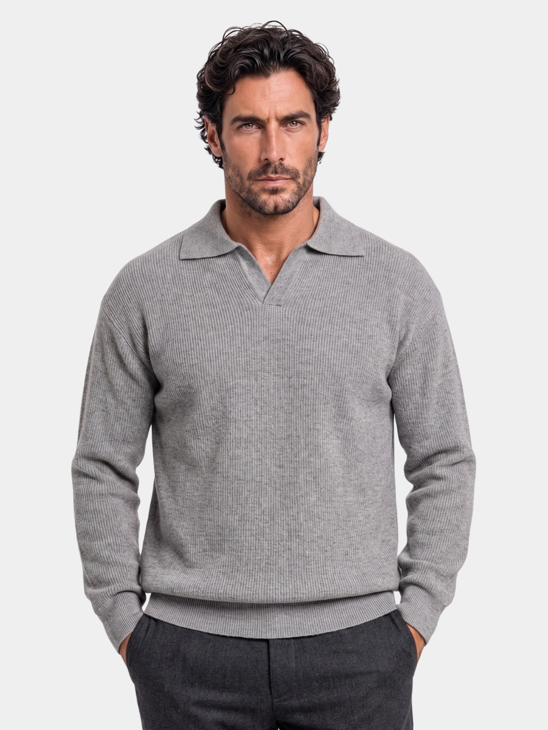 Jersey polo esencial con cuello de pico - Cross & Crown