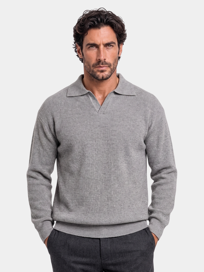 Jersey polo esencial con cuello de pico - Cross & Crown