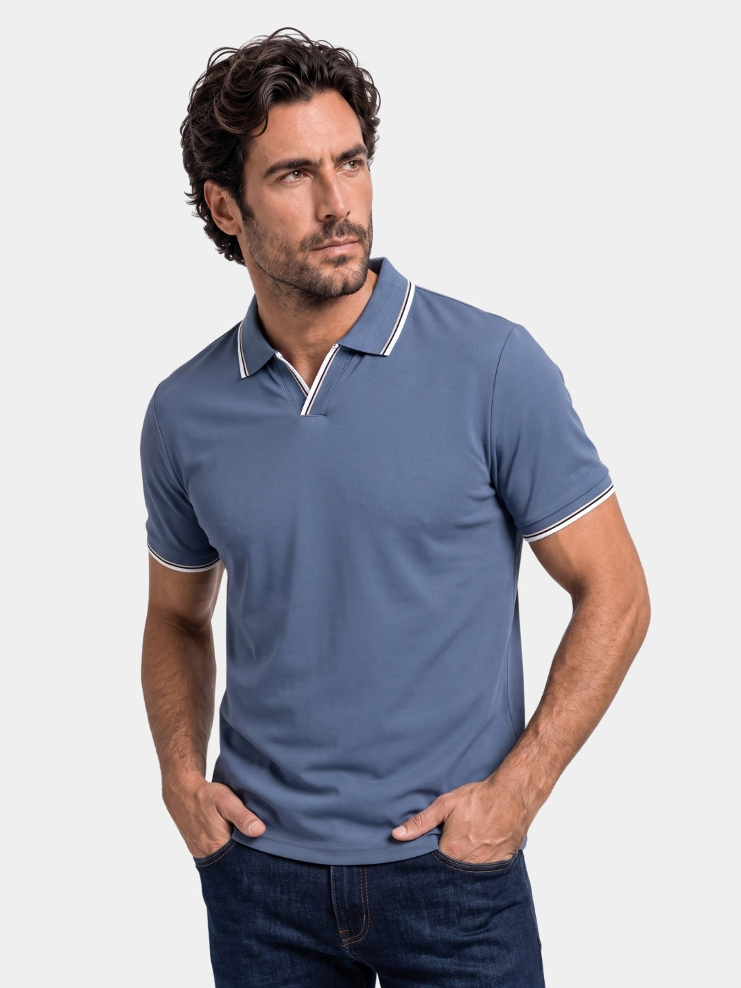 Polo negro atemporal con cuello de pico - Cross & Crown