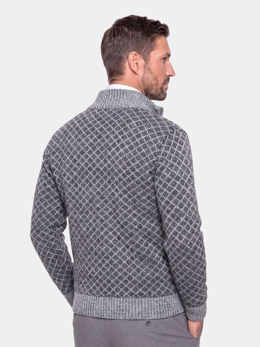 Side view of the gray jacquard knit zip-up cardigan collar