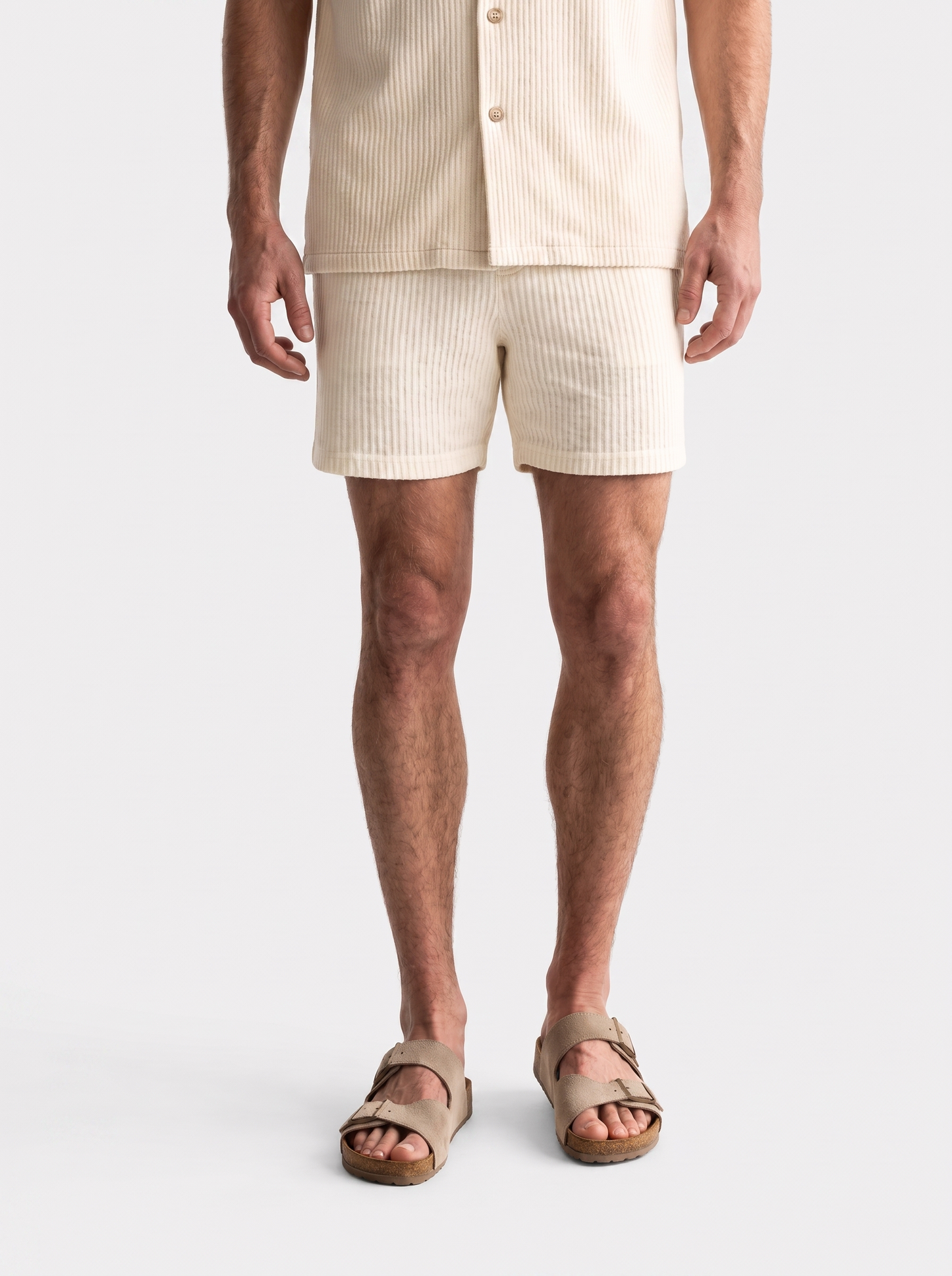 Conjunto minimalista de pantalones cortos y camisa de pana - Cross & Crown